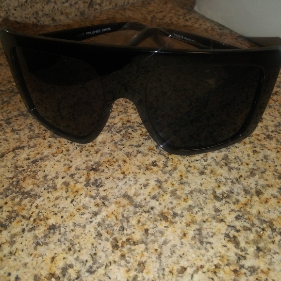 Celebrity Style "D" curved sunglasses - Picture 3 of 3